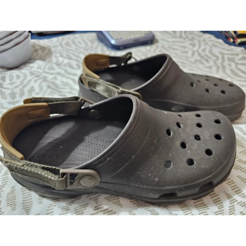 Crocs Classic All-Terrain Clogs Mens 11 Espresso Khaki Adjustable Strap 206340